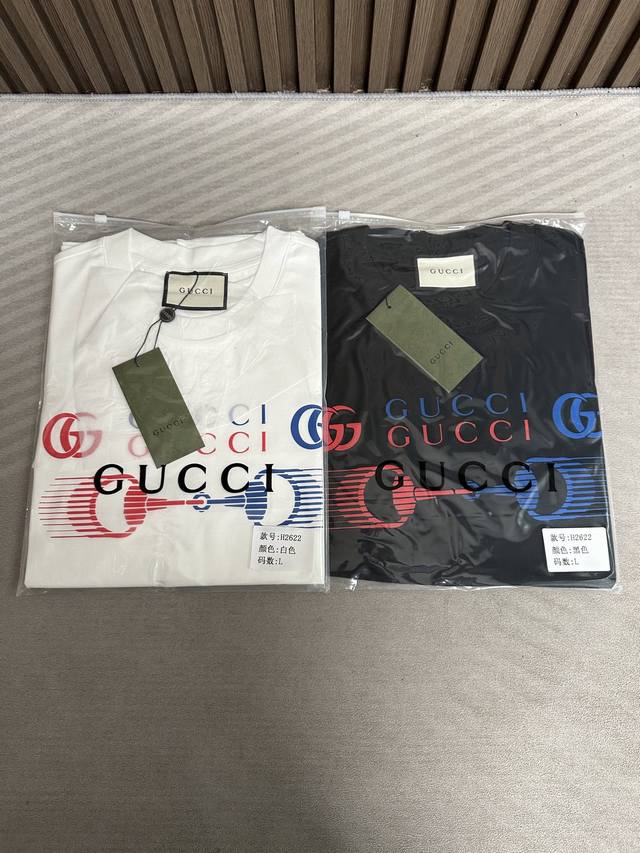 Gu古家26Ss春夏新款圆领短袖，面料秘鲁进口匹马棉 × 顶级丝光工艺，蚕丝般柔滑，卓越透气不闷热，重工立体Logo，专柜级精密车线，上身，挺括利落，修饰身材