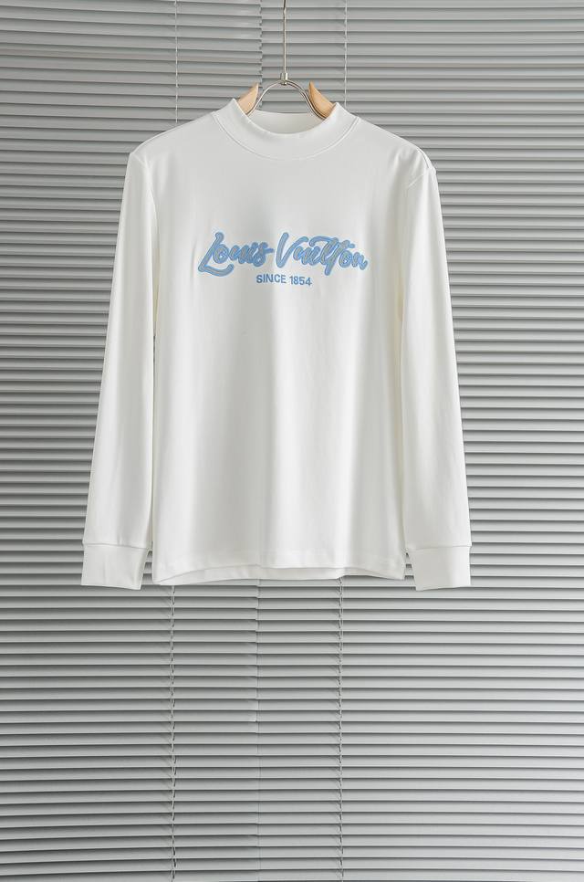 New#可年后 DDD L V26Fw秋冬新款 立体刺绣男士长袖T恤衫#正面蓝色字母刺绣Logo 品牌感满满！把重心都放在了面料上，表面清晰可见的细格肌理，足以