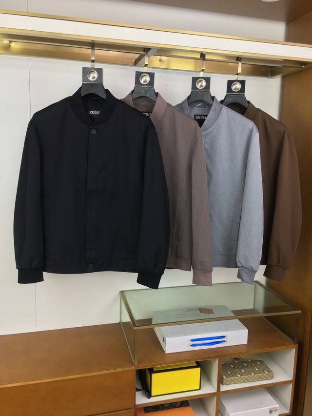 年后 专柜新品 Zegn DDD 2025秋冬新款男士夹克外套，原单三标齐全高端版本！连帽专柜款式 高定专柜面料 透气舒适度高，细节无可挑剔，品牌元素设计理念，