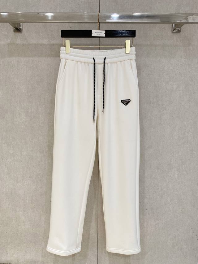 可年后退换 Prada 普拉达 2025Ss秋冬加绒 直筒微阔版型保暖不显臃肿 新品时尚直筒休闲裤，臻选优质纯棉加绒面料打造，保暖舒适，精工密针刺绣标识，缔造简