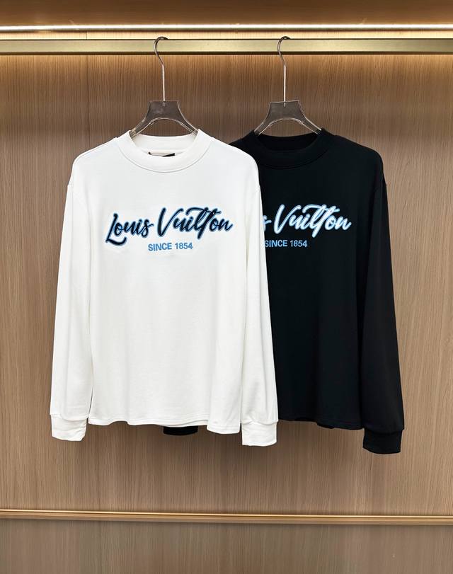 新品 支持年后退换 香港洋行渠道货.2025秋冬新款V登刺绣Logo标识加绒加厚半高领长袖T恤打底衫 元素性的Logo徽章凸显休闲时尚魅力,依然独领时尚风骚.内