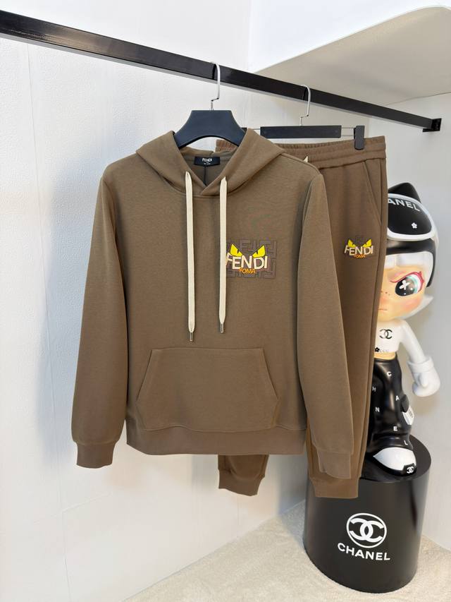 支持年后退换 芬迪2025秋冬新款专柜同款休闲空气层面料套装，透气舒适休闲！高级感满满！细节精致高档，做工无可挑剔！原版高端面料很显高级！面料挺括抗皱耐磨，保暖