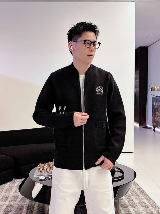 支持年后退换 Loewe罗意威新款黑色棒球风短外套. DDD 这款黑色棒球风短外套，羊毛混纺针织面料柔软舒适，秋季穿搭超合适整体简约大方，通勤休闲都能轻松驾驭，