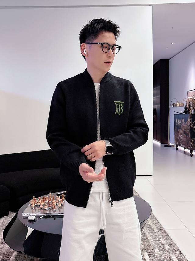 支持年后退换 Burberry徽标新款羊毛针织夹克.巴宝莉这款黑色针织夹克，胸前Tb徽标超有辨识度，3D立体刺绣绿色呈现.低调又奢华。后背下摆搭配经典战马.前后