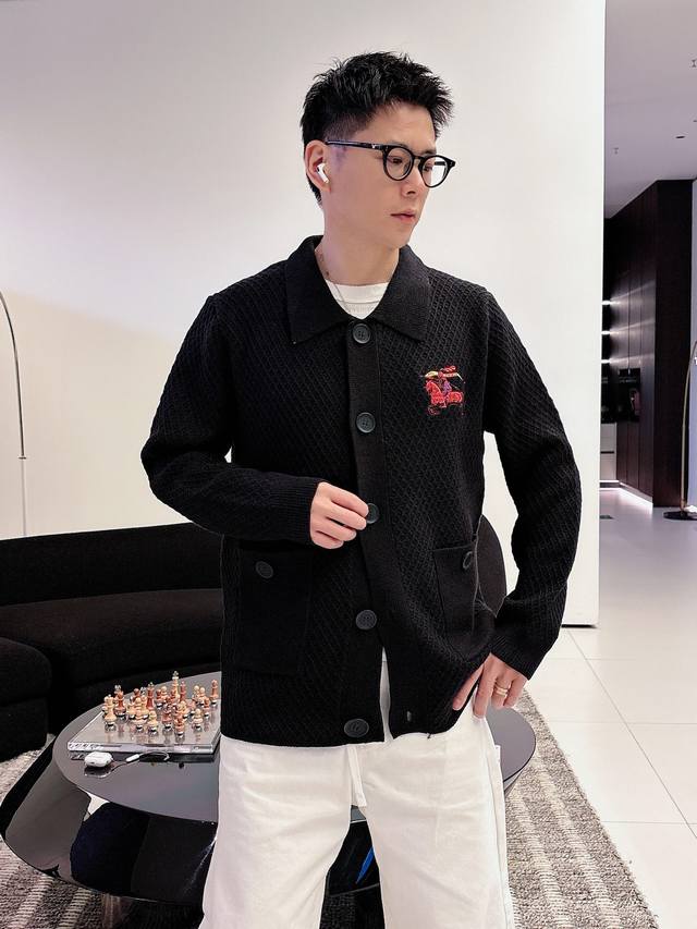 支持年后退换 Burberry马年限定刺绣羊毛外套巴宝莉2026马年限定刺绣毛衣，黑色羊毛混纺针织面料，胸前及背面彩色骑士刺绣超吸睛，融合品牌经典骑士元素与马年