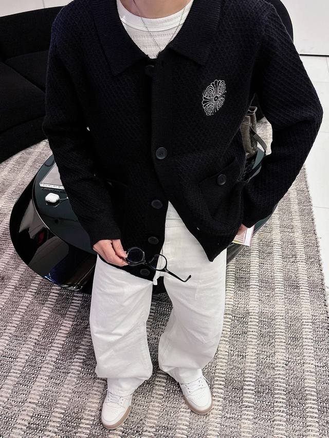 支持年后退换 Chrome Hearts 克罗心日系复古黑色针织外套.采用立体钩花工艺，羊毛混纺材质，秋冬穿超保暖日常通勤，拍照都很适合，实用又好看.码数：M-