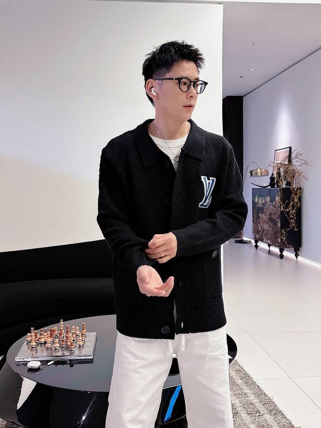 支持年后退换 驴牌新款Monogram提花针织羊毛外套.黑色主调+经典 Lv 刺绣低调又有辨识度。高品质羊毛混纺针织面料，柔软舒适，秋冬穿超合适翻领+对称口袋+