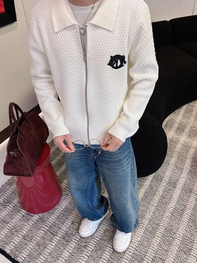 支持年后退换 Dior迪奥25S新品羊毛衣外套.小翻领设计！胸口精致品牌Dior字母3D绣花.面料舒适. 具有手感细腻柔软，可直接与肌肤接触，让暖心的纱线变化出