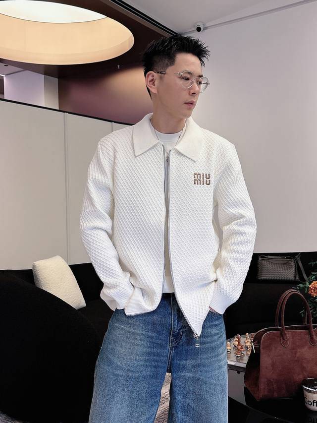 支持年后退换 Miu Miu25S新款翻领羊毛外衣.羊毛混纺面料.满身针织花纹结构.柔软舒适立体有型.经典拉链设计，穿脱方便，胸前“Miu Miu”金色刺绣低调