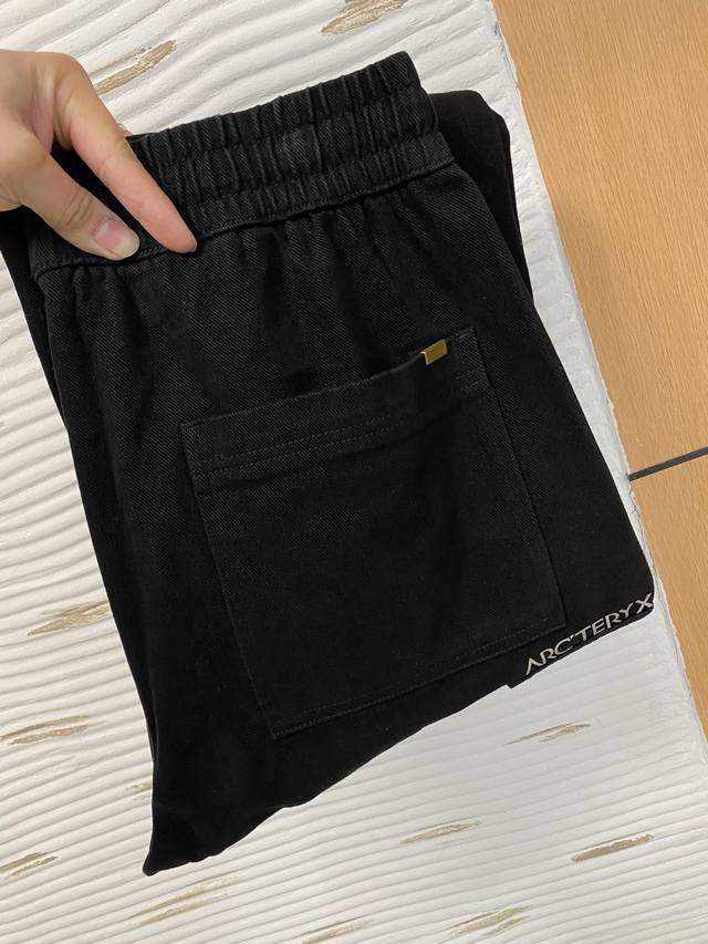 始祖鸟 新品 秋冬加厚休闲裤金典再次出现，原单订制超级百搭款。独家定制面料，挺阔有型，贴身舒适。原版定制专柜最新五金辅料。超靓版型、上身显腿修长，內里，走线都无