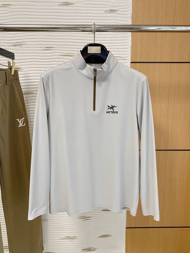 始祖鸟 25Ss早秋 新品 半高领打底衫单穿卫衣爆款 超前卫设计风格 细腻舒适 穿着非常轻便不易起皱。多重重工艺 整体的设计颇具视觉感，上身休闲有型，有一定的挺