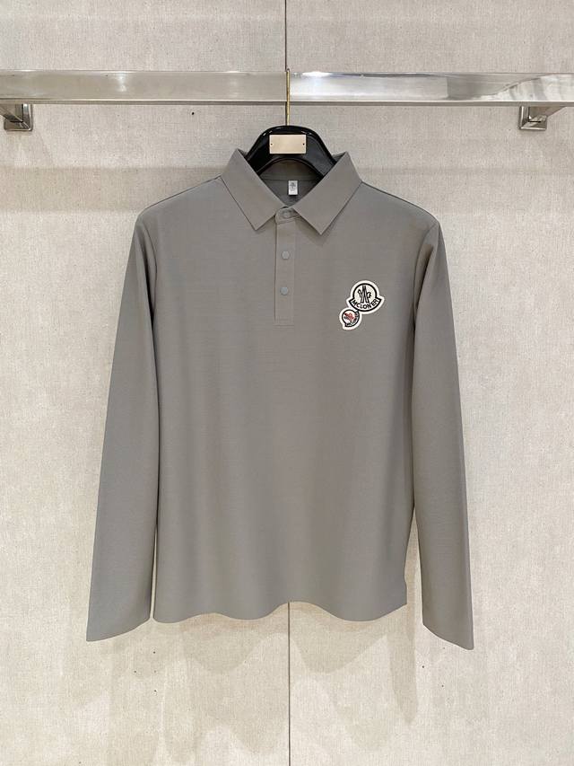 蒙口 25Ss 新品 Polo打底衫爆款 超前卫设计风格 细腻舒适 穿着非常轻便不易起皱。多重重工艺 整体的设计颇具视觉感，上身休闲有型，有一定的挺括度，绝对走