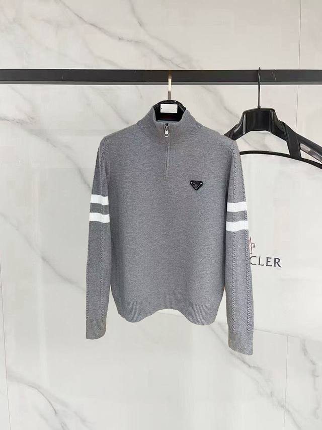 普拉达 2025秋冬新品毛衣，休闲时尚保暖，打底单穿都可以进口羊毛混纺羊毛，保暖性很强，不刺激皮肤，可贴身穿，简约的风格 配以进口羊毛针织面料，秋冬季单穿打底神