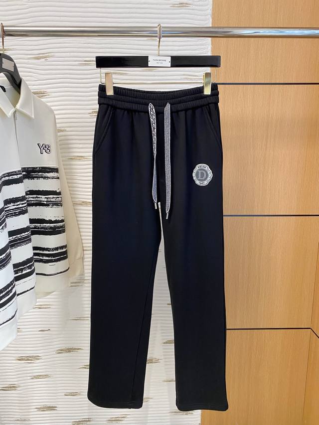 迪奥 Diro 2025Ss秋冬加绒 直筒微阔版型保暖不显臃肿 新品时尚直筒休闲裤，臻选优质纯棉加绒面料打造，保暖舒适，精工密针刺绣标识，缔造简约线条感，版型不