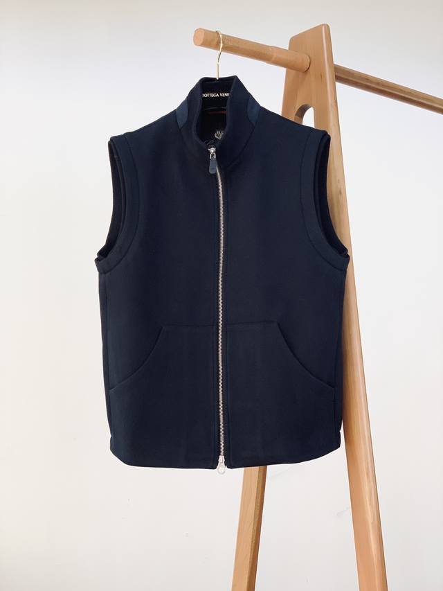 年后 DDD Loropiana L.P2610Fw秋冬新品 DDD Lp无袖马甲。后领处低调的标识字母刺绣，针脚细密柔和，和同色系面料几乎融为一体，是高奢才有