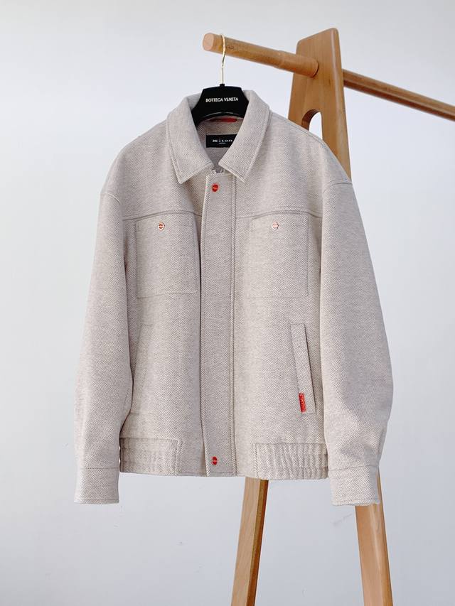 年后 DDD Kiton 奇顿 2025Fw秋冬新品 DDD 毛呢休闲夹克，把“顶奢质感”缝进每处细节里。 DDD 客供五金装饰，纽扣、拉链头、口袋侧标全是同色