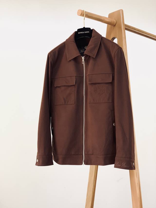 年后 DDD Loropiana L.P2610Fw秋冬新品 DDD Lp质感夹克，把“低调奢华”穿在身上。 DDD 面料触感：82%棉+16%天丝混纺外层，像