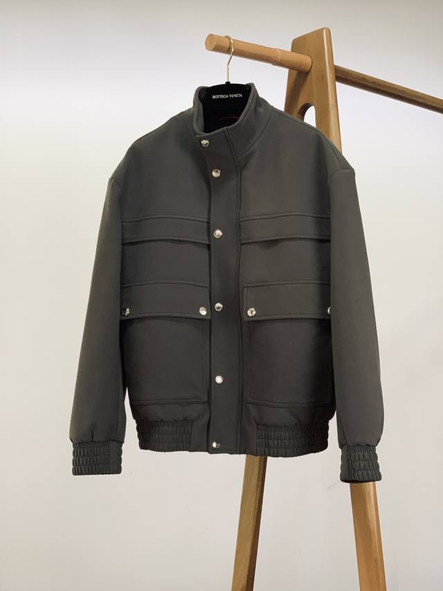 年后 DDD Loropiana L.P2610Fw秋冬新品 DDD 休闲羽绒夹克。外层是82%棉+18%天丝混纺，自带细腻的麂皮绒质感，摸起来是 轻而不薄 的