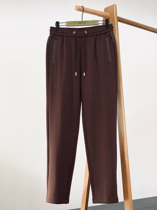 年后 DDD Loropiana L.P2610Fw秋冬新品 DDD 时尚抽绳休闲裤。精选棉质混纺面料，触感细腻软糯如云朵，自带自然垂坠感，久坐不易起皱，日常清