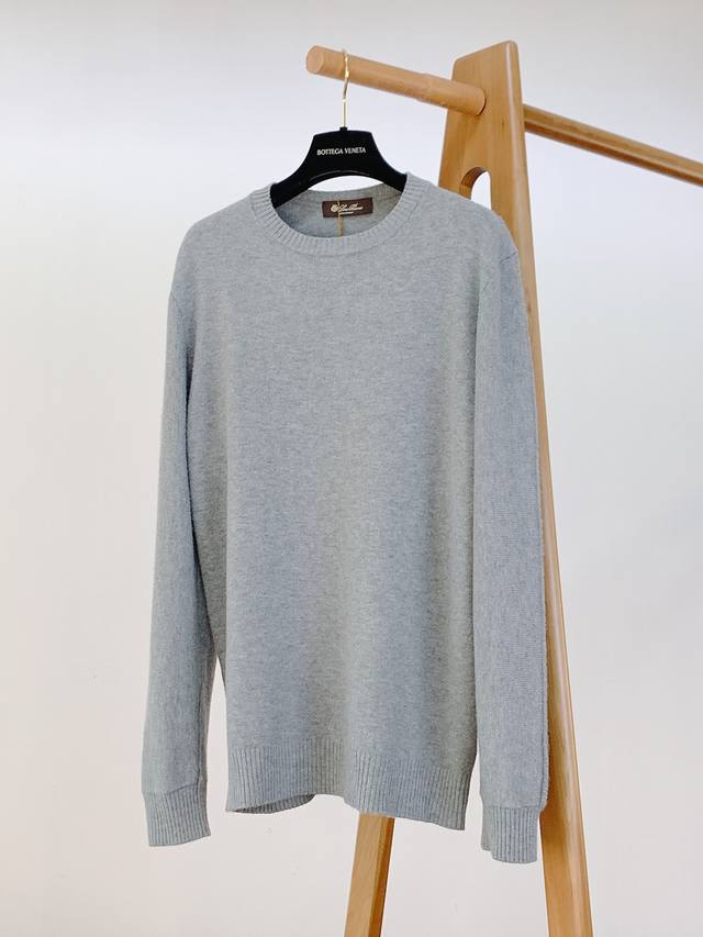 年后 DDD Loropiana L.P2610Fw秋冬新品 DDD 休闲套头针织衫。自带绒感的羊毛混纺，摸起来软到像裹了团云，贴肤穿暖而不闷，是秋冬能揣进口袋