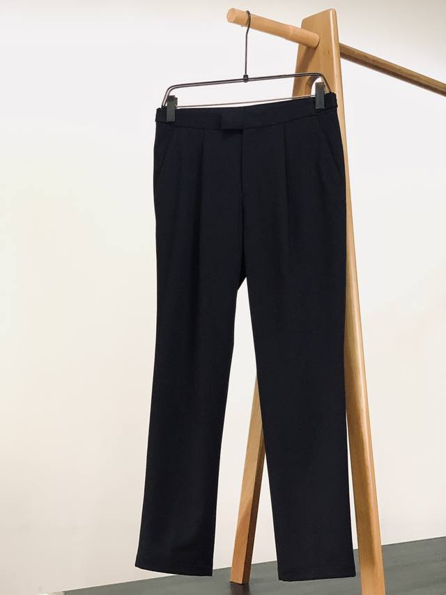 年后 DDD Ermenegildo Zegna 杰尼亚 2025Fw秋冬新品 DDD Zz男士休闲裤，意式奢牌的“日常精致感”。 DDD 细腻哑光的高支面料，