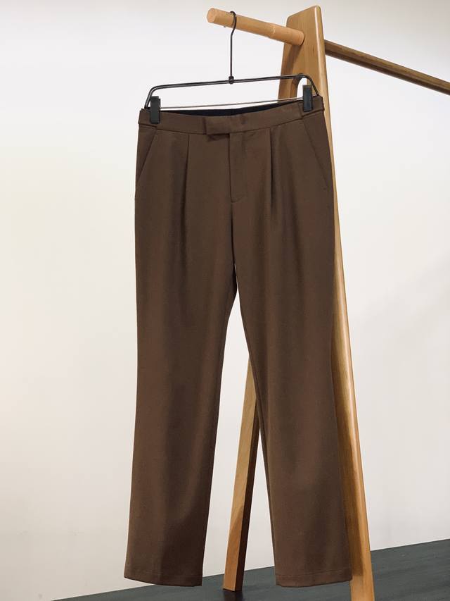 年后 DDD Ermenegildo Zegna 杰尼亚 2025Fw秋冬新品 DDD Zz男士休闲裤，意式奢牌的“日常精致感”。 DDD 细腻哑光的高支面料，