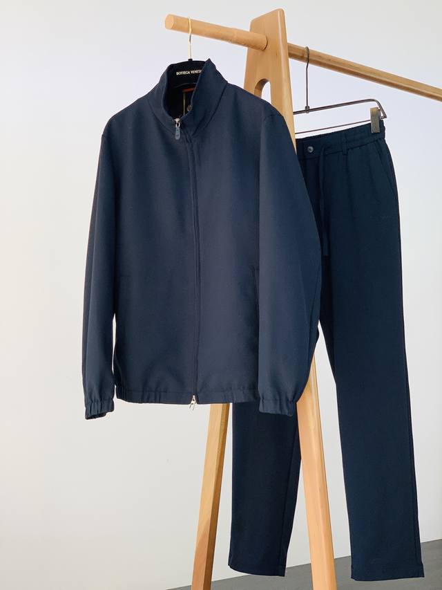 年后 上衣 ，裤子P310 DDD Loropiana L.P2610Fw秋冬新品 DDD 亚麻混纺休闲套装，把“松弛贵气”藏在每一处细节里。 DDD 材质亮点