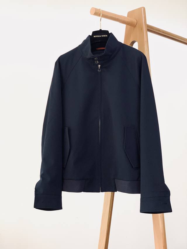 年后 DDD Loropiana L.P2610Fw秋冬新品 DDD 休闲立领夹克意式奢品的“轻户外”美学。 DDD 采用82%棉 + 18%天丝的混纺面料，棉