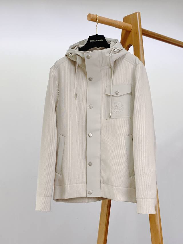 年后 DDD Loropiana L.P2610Fw秋冬新品 DDD 连帽风衣外套。选用82%棉与18%天丝混纺面料，黑色与米杏色双版本适配不同风格：黑色款低调