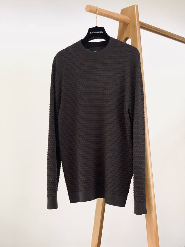 年后 DDD Kiton 奇顿 2025Fw早秋新品 DDD 华夫格套头针织衫。源自那不勒斯的顶奢品牌，把意式匠心融进这件打底衫里 DDD 华夫格针织纹理，凹凸