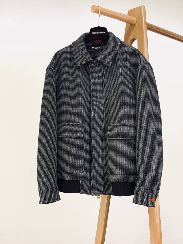 年后 DDD Kiton 奇顿 2025Fw秋冬新品 DDD 千鸟格毛呢夹克。选用细腻毛呢面料，千鸟格纹在深灰与米杏双色间流转，既有复古绅士的儒雅腔调，又暗藏现