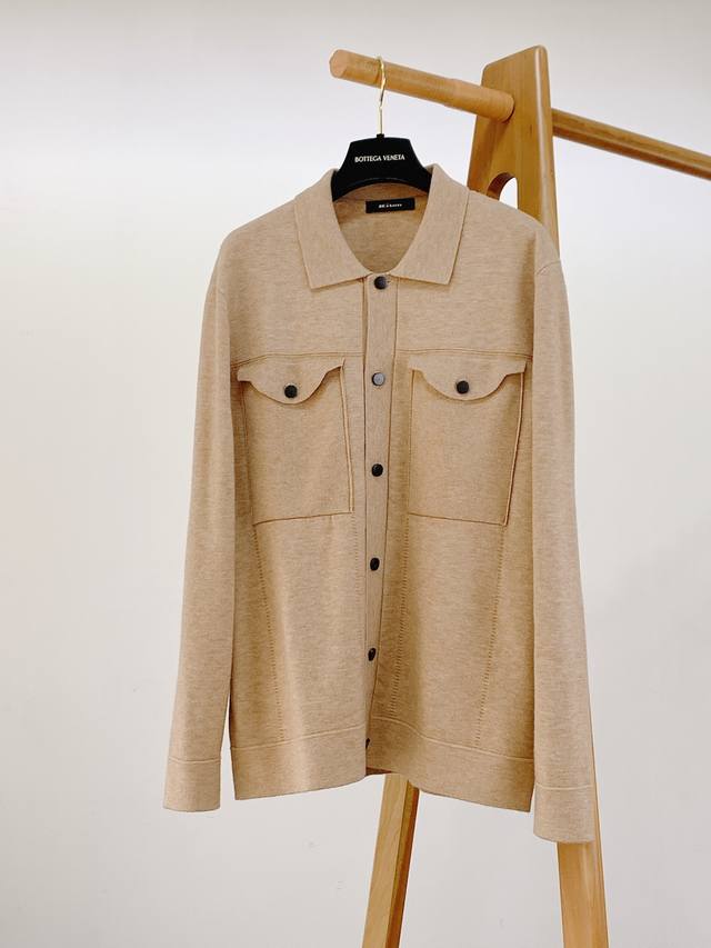 年后 DDD Kiton 奇顿 2025Fw秋冬新品 DDD 针织衬衫开衫，把“高级感”穿成日常。 DDD 细腻针织混纺，软而有骨感，贴肤是羊绒般的温软，上身却