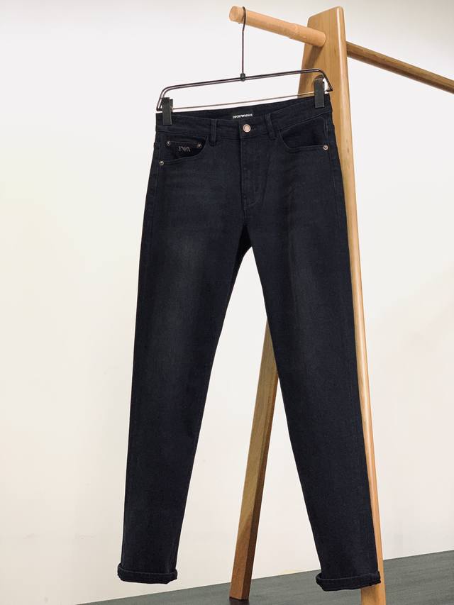 年后 DDD Emporio Armani 阿玛尼 2025Fw早秋新品 DDD 高级时装感 休闲洗水牛仔裤。 DDD 面料很特殊，超细精仿棉纱混纺，超柔舒适感