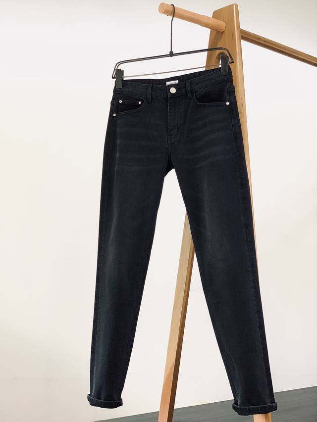 年后 DDD Burberry 巴宝莉 2025Fw早秋新品 DDD 战马印花牛仔裤甄选高品质丹宁牛仔布，呈现出深邃迷人的黑色，自带低调奢华感。面料手感挺括却不