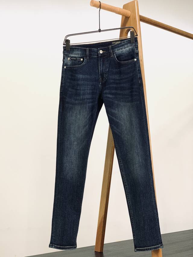 年后 DDD Dolce&Gabbana 杜嘉班纳 2025Fw早秋新品 极具Dg家美学基调的一款牛仔裤，以面料和品质为主导，延续了常态化的设计精髓，标签化元素