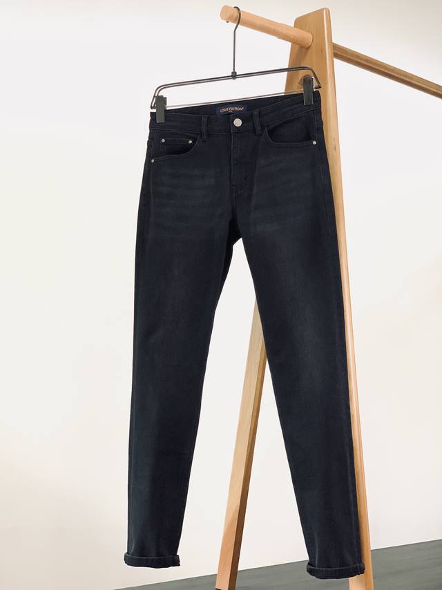 年后 DDD Louisvuitton 路易威登 2025Fw早秋新品 DDD 丹宁哲学｜一条牛仔裤的高阶质感叙事 DDD 深邃黑牛仔布，自带哑光高级感，触摸时