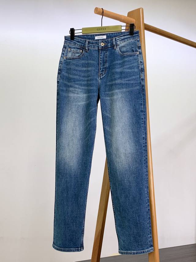 年后 DDD Loewe 罗意威 2025Fw早秋新品 DDD 高级时装感，休闲洗水牛仔裤。 DDD 面料很特殊，超细精仿棉纱混纺，超柔舒适感。 DDD 具备牛