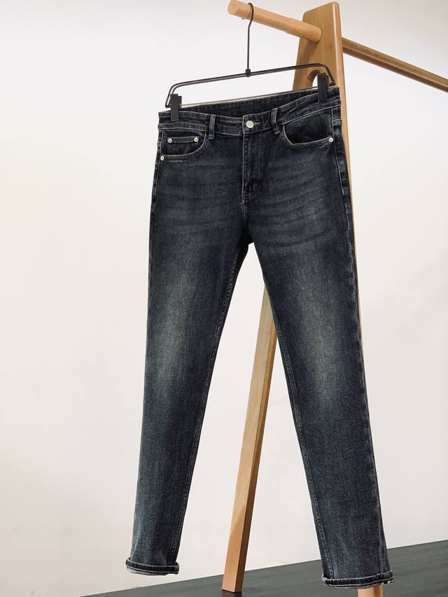 年后 DDD Prada 普拉达 2025Fw早秋新品 DDD 高级时装感 牛仔面料 , 洗水牛仔裤。 DDD 面料很特殊，超细精仿棉纱混纺，超柔舒适感。 DD