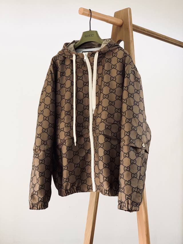 年后 DDD Gucci 古驰 满印Gg连帽夹克外套 DDD 重磅级尤物单品，官网在售系列。奢侈一线大牌的御用面料厂织造，手感柔软 舒适，穿着无累赘感，吸湿透气
