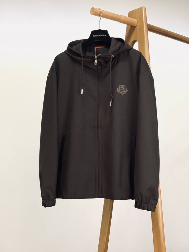 年后 DDD Loropiana L.P2620Fw早秋新品 DDD 休闲连帽夹克外套，细节里的高阶质感 DDD 精选 82% 棉 + 18% 天丝混纺面料，触