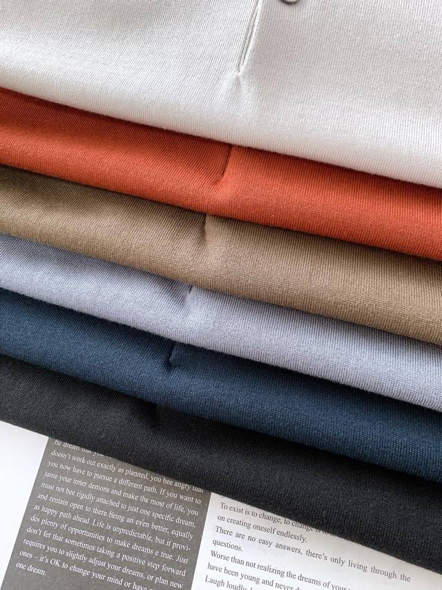 年后 DDD Loropiana L.P2620Fw早秋新品 DDD 薄款翻领针织打底衫，这款针织打底衫采用50%羊毛，50%天丝毛线制作而成，翻领设计搭配有贝