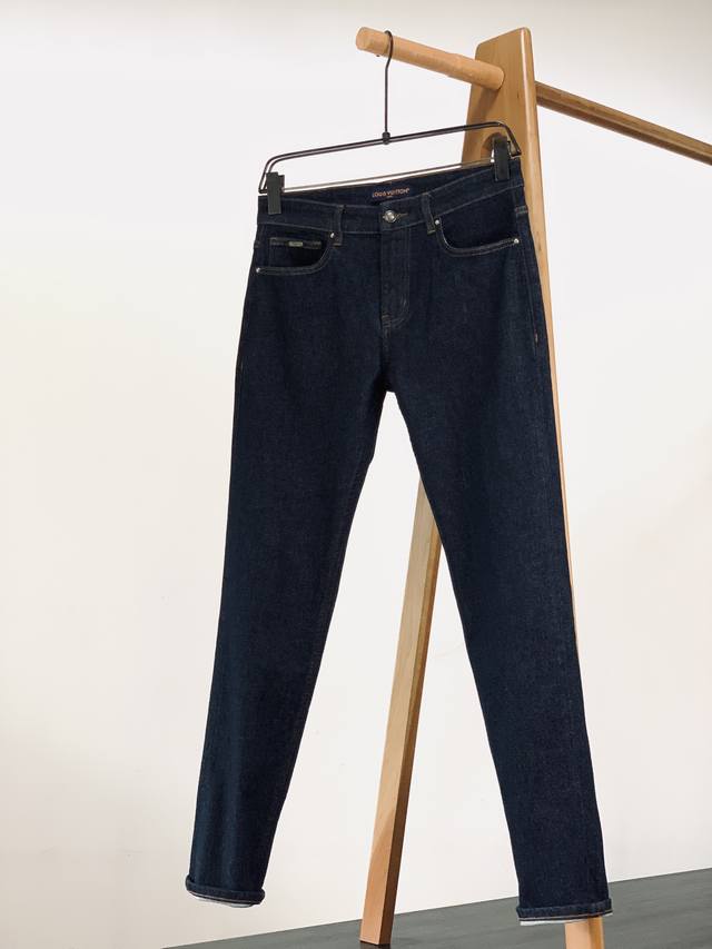 年后 DDD Louisvuitton 路易威登 2025Fw早秋新品 DDD 采用深邃牛仔蓝的面料，颜色浓郁且富有质感。经过特殊处理，不仅色泽持久，不易褪色，