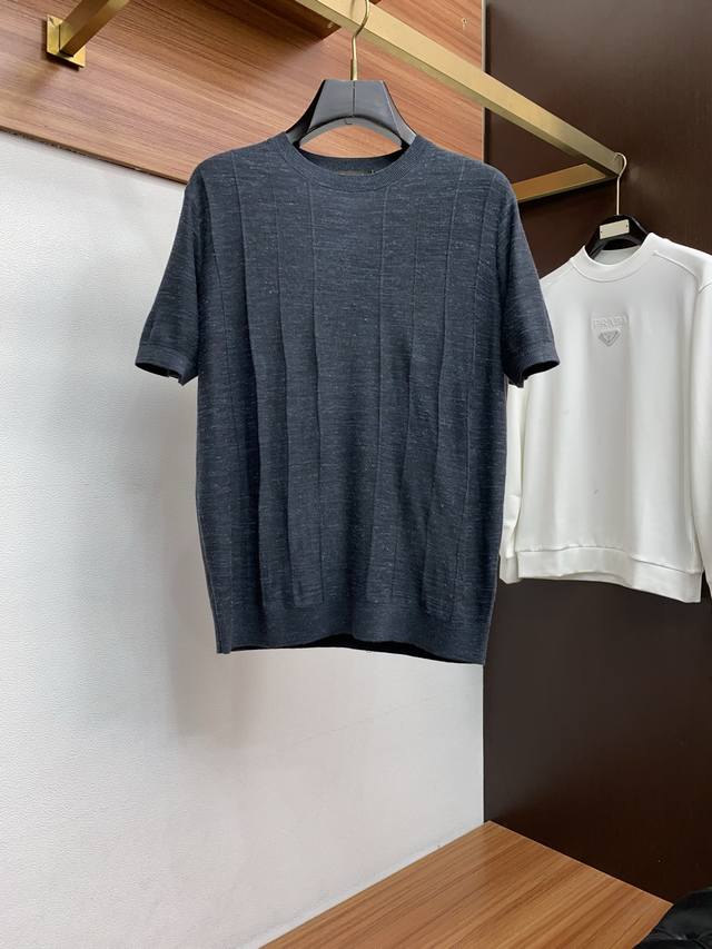 可年后 Lp 诺悠翩雅 2026新款男士圆领短袖 DDD 进口天丝针织面料呈现。轻盈柔软的面料经过成衣染色，营造出优雅纹理，原版定制 进口纱线色染 定制罗纹领口