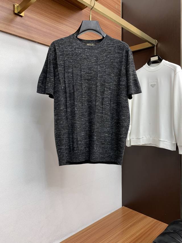 可年后 Lp 诺悠翩雅 2026新款男士圆领短袖 DDD 进口天丝针织面料呈现。轻盈柔软的面料经过成衣染色，营造出优雅纹理，原版定制 进口纱线色染 定制罗纹领口