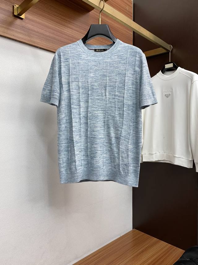 可年后 Lp 诺悠翩雅 2026新款男士圆领短袖 DDD 进口天丝针织面料呈现。轻盈柔软的面料经过成衣染色，营造出优雅纹理，原版定制 进口纱线色染 定制罗纹领口