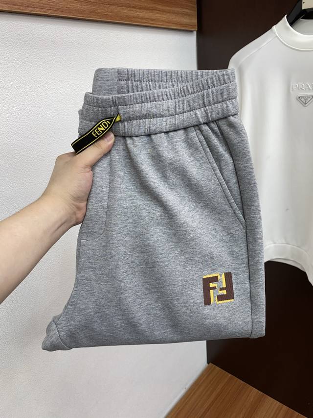 支持年后 芬迪 26春夏最新男士休闲裤！ 简约百搭款，不挑人穿，腰部松紧抽绳设计，良好的修饰身材比例，合体有松量，线条简洁顺直，包容修饰腿型，时尚运动风穿搭，可