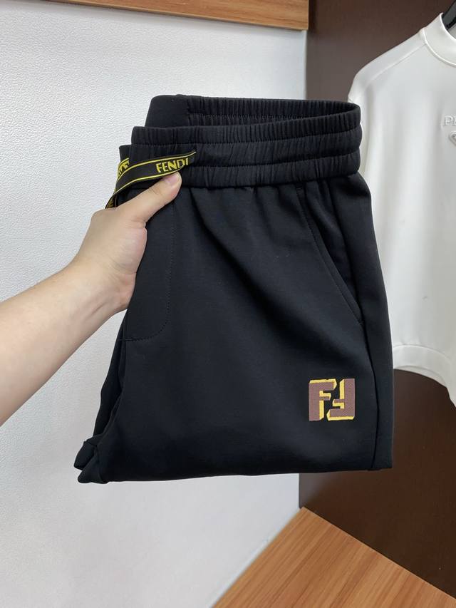 支持年后 芬迪 26春夏最新男士休闲裤！ 简约百搭款，不挑人穿，腰部松紧抽绳设计，良好的修饰身材比例，合体有松量，线条简洁顺直，包容修饰腿型，时尚运动风穿搭，可