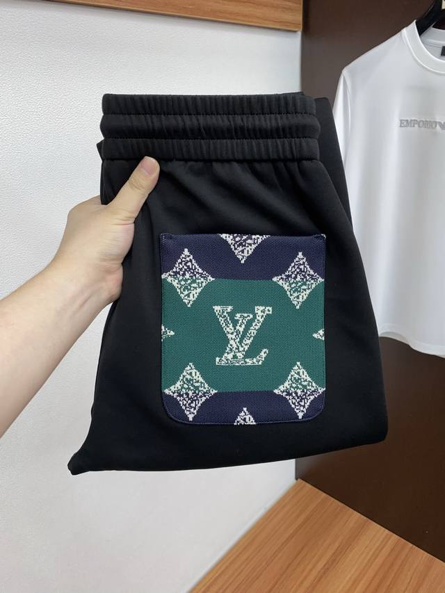支持 年后年保 1V 路易威登 专柜新品同步上市。原单订制高品质时尚休闲裤。超级百搭款。独家定制面料，手感细腻柔软，贴身舒适，上身超有型！原版定制专柜最新五金辅
