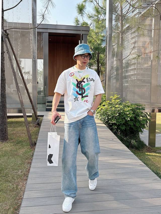 Ysl2026夏季新款手绘短袖T恤！专柜同步，每一件都是纯手工画制而成.独特的Logo 个性艺术系列全网独家首发 百搭款细节处理完美240克纯棉面料十分精致 原