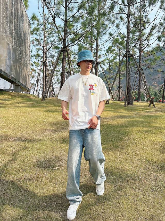 Chanel2026夏季新款手绘短袖T恤！专柜同步，每一件都是纯手工画制而成.独特的Logo 个性艺术系列全网独家首发 百搭款细节处理完美240克纯棉面料十分精